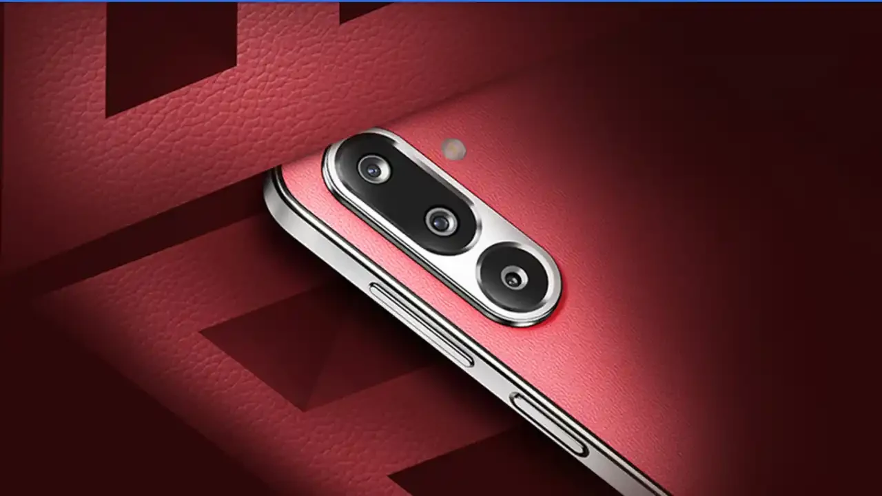 Samsung Galaxy F36 5G चा रेड लेदर फिनिश ट्रिपल रिअर कॅमेरा क्लोज-अप