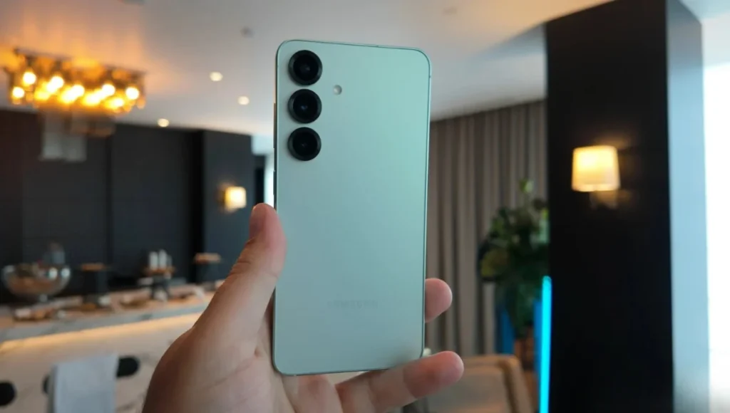 Samsung Galaxy S25+: A Stylish Flagship Packed with Power, Camera & Latest Tech 2 Hand holding Samsung Galaxy S25+ in Mint color with triple rear camera setup