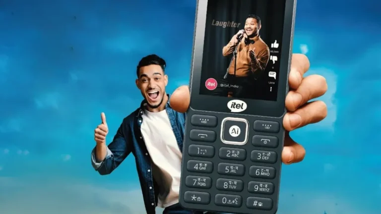 Just ₹2,099, India's first AI Feature Phone Launched with Support for 13 Indian Languages and Smart Features 2 Happy man holding Super Guru 4G Max AI feature phone in hand